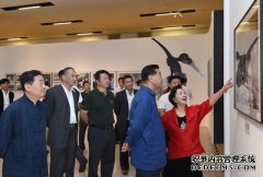 贾庆林同志参观“丹青传情——赵丹、赵青父女绘画联展”