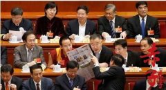 2015年3月13日，北京，全国政协十二届三次会议在北京人民大会堂举行闭幕会。委员们分享一张报纸上的内容。